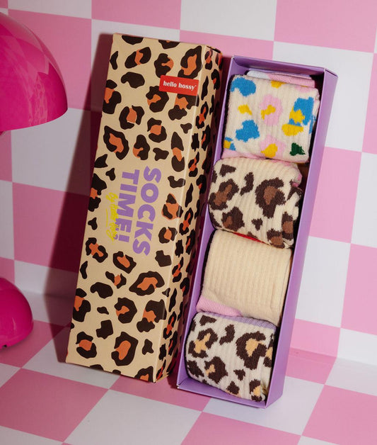 Coffret de chaussettes "Socks Time !" pour enfant, contenant 4 paires à motifs léopard – packaging imprimé léopard – photo lifestyle – Hello Hossy