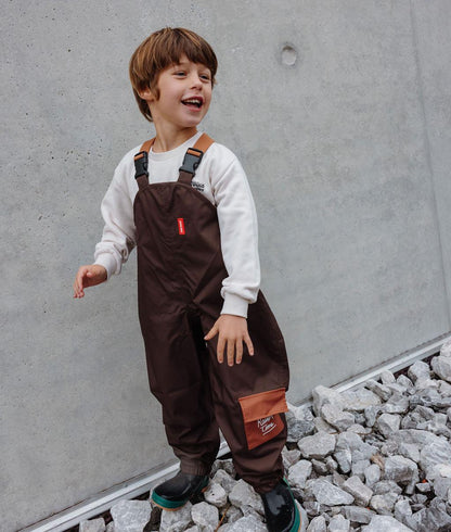 Pantalon de pluie imperméable Peanut porté par un garçon - vue de 3/4 - photo lifestyle – Hello Hossy