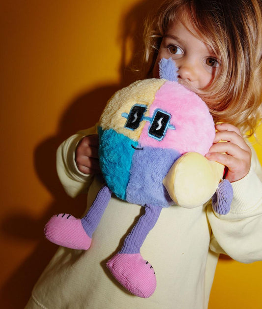 Fille debout tenant contre elle la peluche originale Disco Pop - vue de 3/4 - Hello Hossy