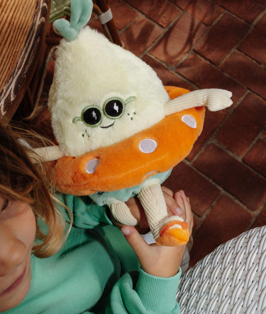 Enfant avec la peluche originale en forme de citron avec bouée à pois Lemon Splash - photo lifestyle - Hello Hossy