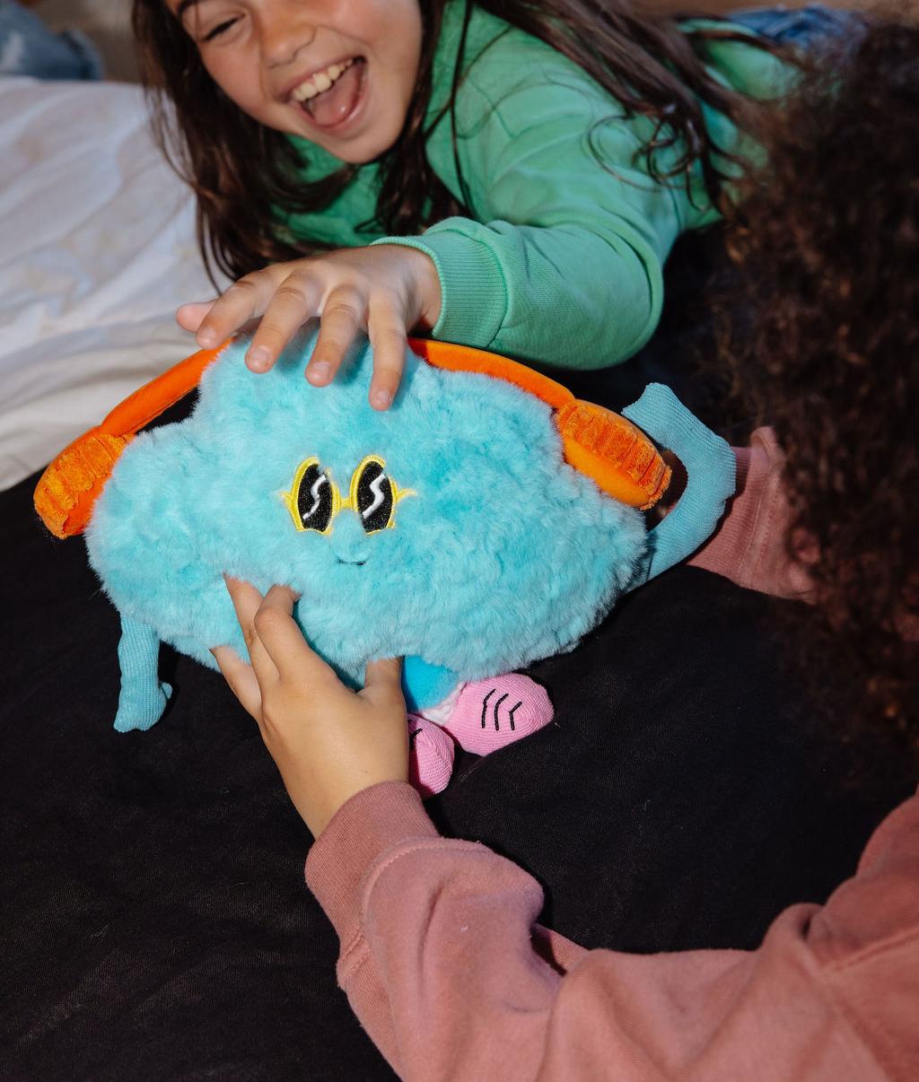 Deux filles jouant avec la peluche en forme de nuage Rock N Cloud sur un lit - photo lifestyle - Hello Hossy