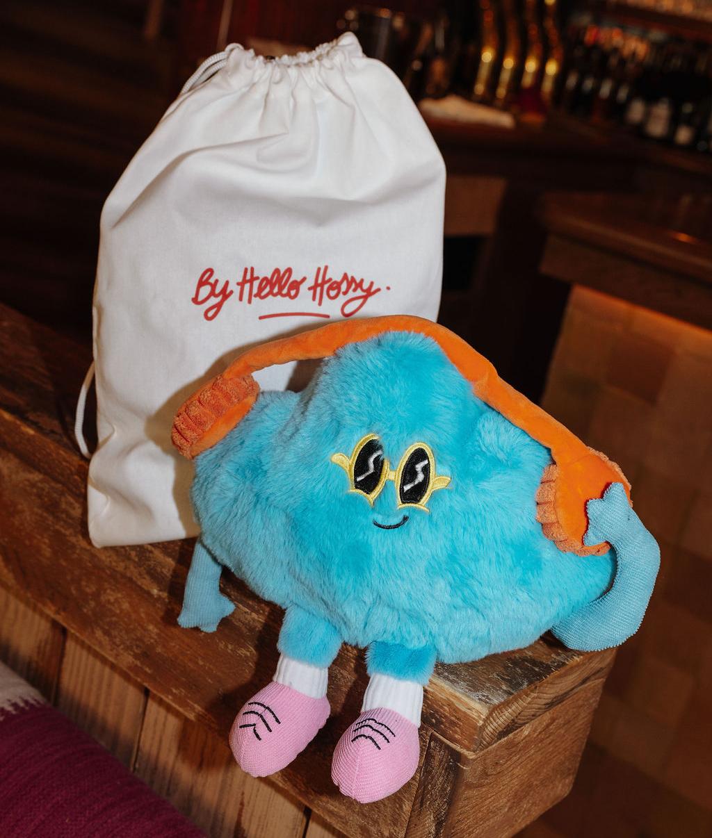 Peluche en forme de nuage Rock N Cloud posée à côté de son pochon réutilisable - photo d'ambiance - Hello Hossy