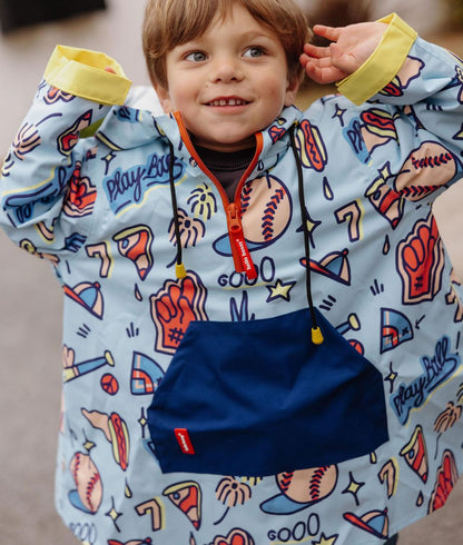 Lichtblauwe regenponcho kind met baseball-motief blauwe voorzak Hello Hossy