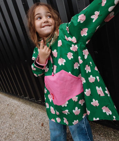 Regenponcho kind groen bloemenprint kangoeroe zak roze Hello Hossy