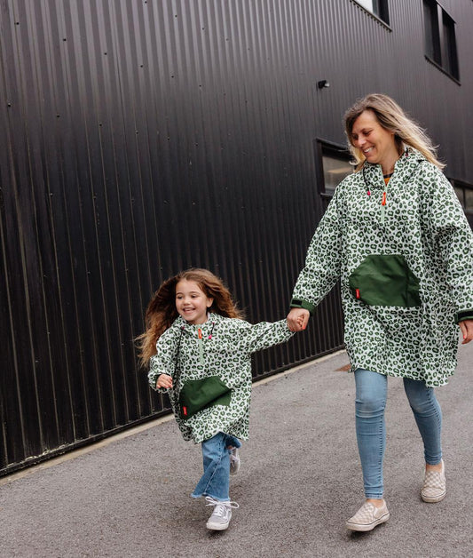 Duo mama kind regenponchos groen leopard prints voorvak Hello Hossy