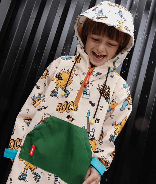 Kinderegenponcho Crème muziek prints groene zak capuchon Hello Hossy