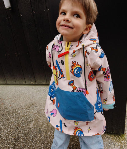 Regenponcho kind Crème Sport prints rood en blauw blauwe zak Hello Hossy