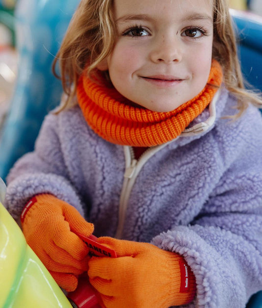 Snood Cocoon Indie porté par une fille en duo avec les gants Handy Indie - vue de face - photo lifestyle - Hello Hossy