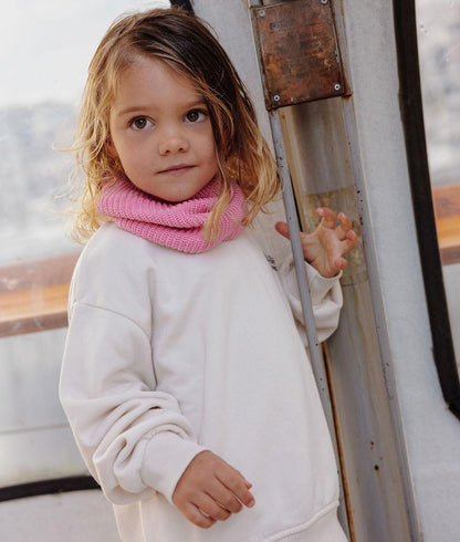Kind met snood roze ribgebreide stof fleece voering Hello Hossy
