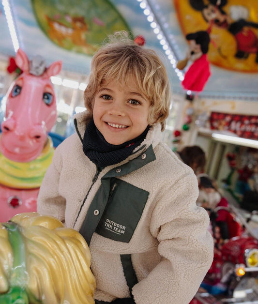 Garçon portant le tour-de-cou en maille Cocoon Polo - photo lifestyle - Hello Hossy