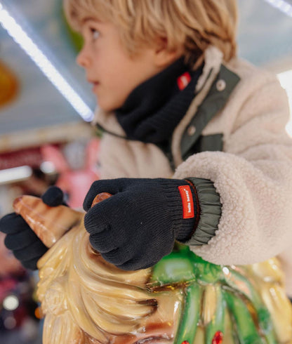 Snood Cocoon Polo porté par un garçon en duo avec les gants Handy Polo - photo lifestyle - Hello Hossy