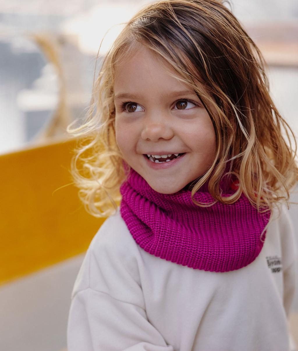 Kind met paarse snood dikke gebreide stof Hello Hossy