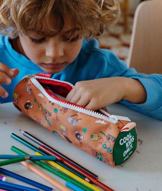 Schooletui kind bruin motief muziek groene tekstdetail Hello Hossy