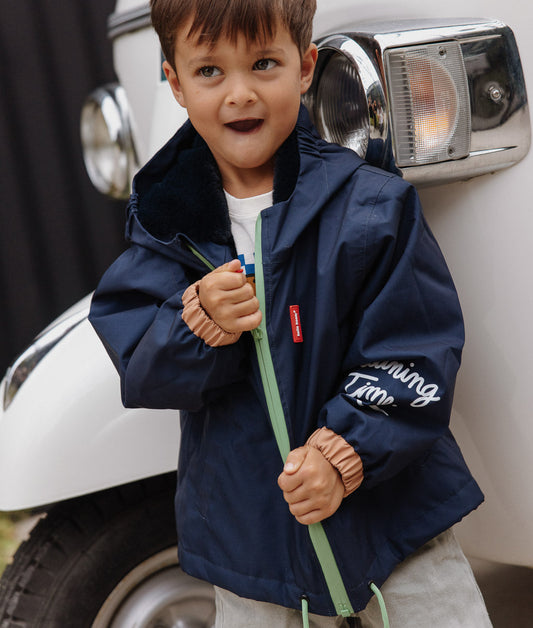 Blauwe winterjas voor kinderen, marineblauw, met capuchon, elastische mouwen, oranje en groene details Hello Hossy