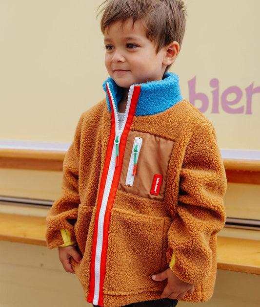 Veste polaire bleu et camel enfant portée Hello Hossy