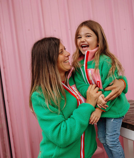 Veste polaire bicolore rose et verte portée par un enfant et sa maman Hello Hossy