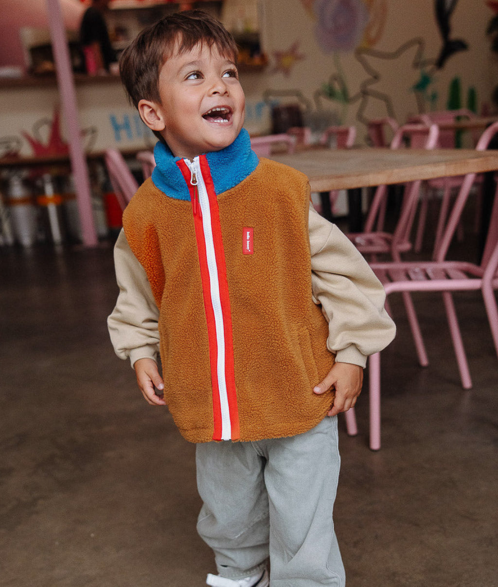 Fleecebodywarmer kind camel blauw staande kraag rood ritssluiting Hello Hossy