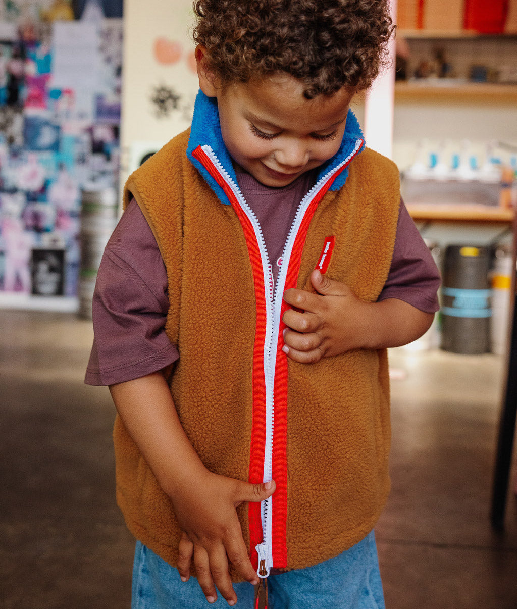 Fleecebodywarmer kind camel blauw staande kraag rood ritssluiting Hello Hossy