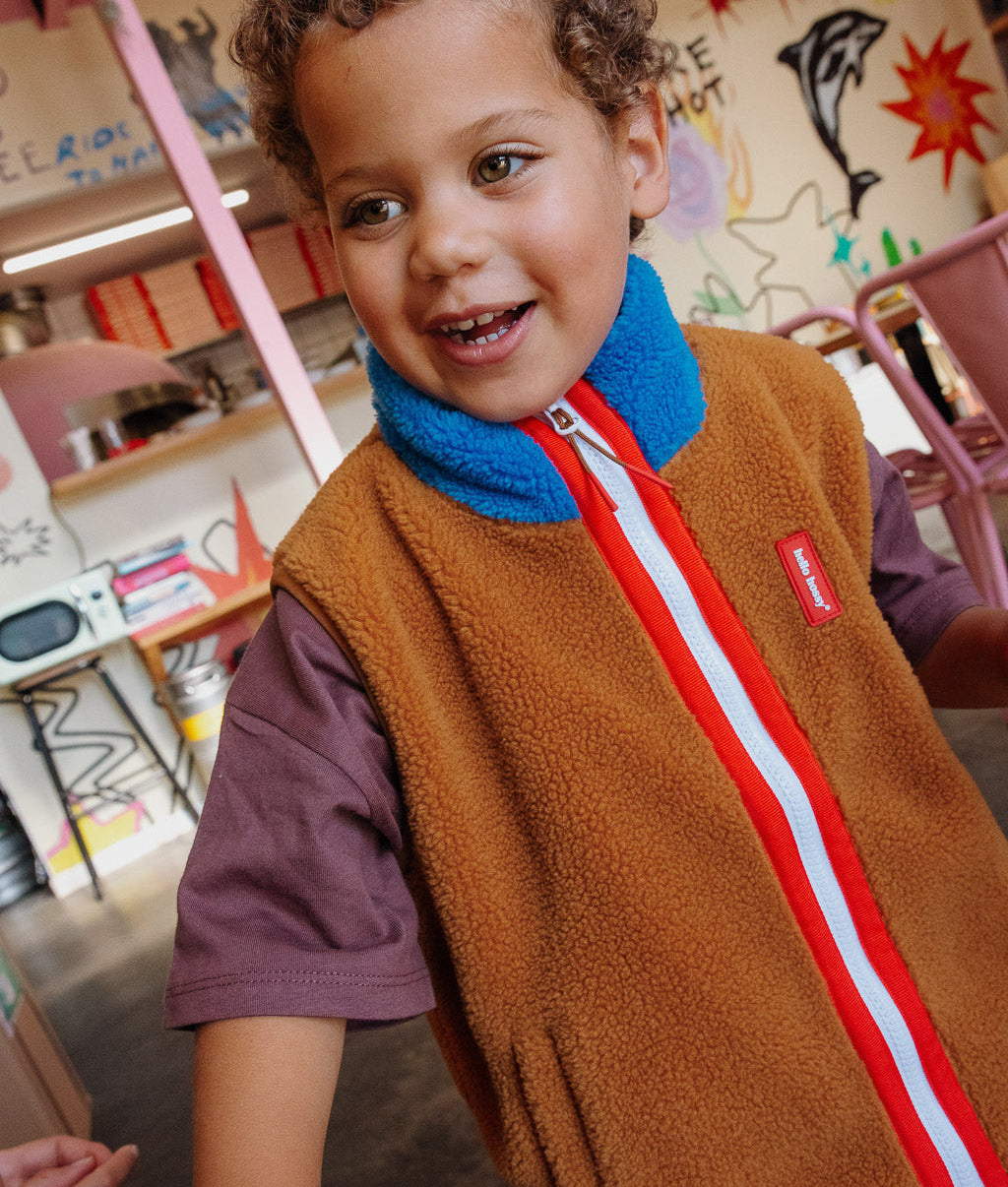 Fleecebodywarmer kind camel blauw staande kraag rood ritssluiting Hello Hossy
