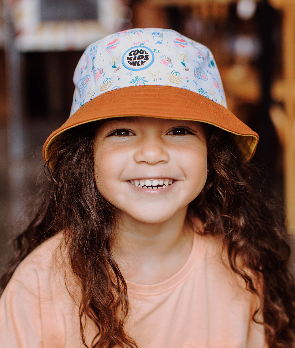 Bob hat kind wit reizen prints oranje rand Hello Hossy