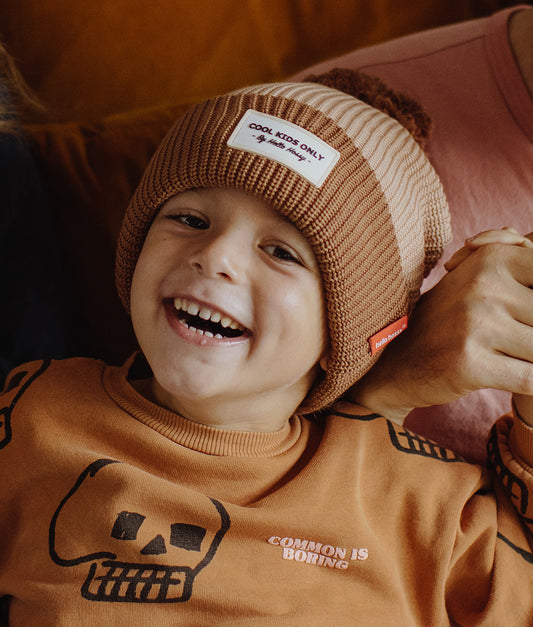 Bonnet Enfants Color Block Coffee, avec pompon, doublure polaire, coton biologique, dès 9 mois, Cool Kids Only !