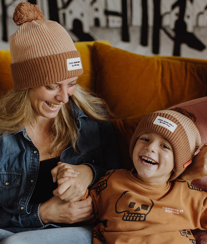 Bonnet Parents-Enfants Color Block Coffee, avec pompon, doublure polaire, coton biologique, matchy-matchy, dès 9 mois, Cool Kids Only !