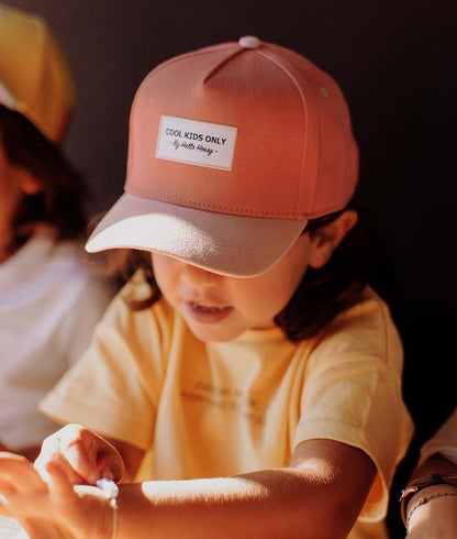 Casquette Enfants Mini Framboise, visière courbée, 100% coton biologique, certifiée Oeko-Tex, dès 9 mois, Cool Kids Only !