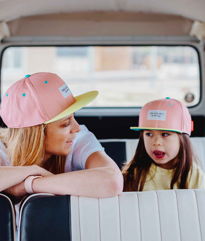 Casquette Parents-Enfants Mini Pink, visière plate, matchy-matchy, 100% coton biologique, dès 9 mois, Cool Kids Only !