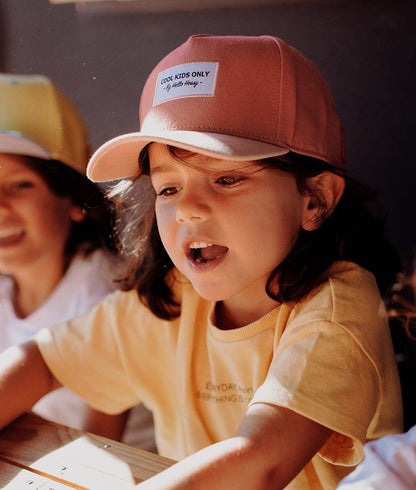 Casquette Enfants Mini Framboise, visière courbée, 100% coton biologique, certifiée Oeko-Tex, dès 9 mois, Cool Kids Only !